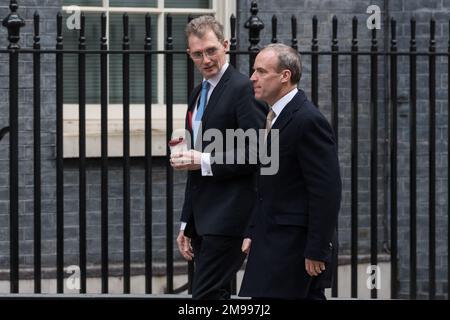 Londra, Regno Unito. 17th gennaio 2023. Il Segretario di Stato per il Galles David TC Davies (L) e il Vice primo Ministro, Lord Chancellor e Segretario di Stato per la Giustizia Dominic Raab arrivano a Downing Street per partecipare alla riunione settimanale del Gabinetto presieduta dal primo Ministro Rishi Sunak. Credit: Wiktor Szymanowicz/Alamy Live News Foto Stock