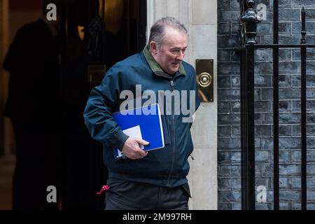 Londra, Regno Unito. 17th gennaio 2023. Il Segretario parlamentare al Tesoro (Chief Whip) Simon Hart lascia 10 Downing Street dopo aver partecipato alla riunione settimanale del Gabinetto presieduta dal primo Ministro Rishi Sunak. Credit: Wiktor Szymanowicz/Alamy Live News Foto Stock