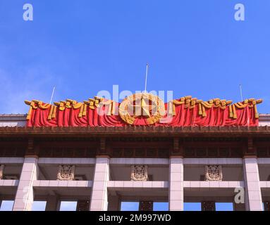 Logo del Partito Comunista Cinese (CPC) in cima al Museo Nazionale della Cina in Piazza Tiananmen, Dongcheng, Pechino, Repubblica popolare Cinese Foto Stock