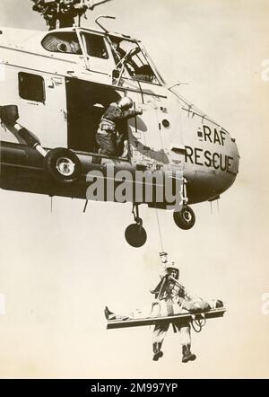 A bordo di una barella, un vorticoso Royal Air Force Westland si imbarca. Foto Stock