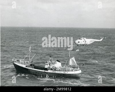 Uno dei due mulinelli Royal Air Force Westland dalla "B" Volo di No.202 Squadron, RAF Lecconfield, che ha salvato un marinaio dal peschereccio francese Batiss e lo ha portato al Grimsby Hospital nel marzo 1974, entrambi i rifornimenti sulla British Patroleum North Sea gas Rig, ?WA?, 40 miglia ad est di spurn Point. Foto Stock