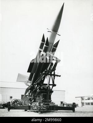 Un missile guidato superficie-aria inglese elettrico Thunderbird sul suo lanciatore mobile pronto per il lancio, settembre 1958. Foto Stock