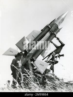 SGT Leslie Williams del 32nd Regiment Guided Weapons della Royal Artillery a Ty Croes, nel Galles del Nord, durante l'addestramento con il missile guidato superficie-aria inglese Electric Thunderbird, 16 luglio 1961. Foto Stock