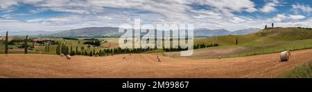 Vista panoramica dalla Fairlie - Geraldine Lookout di balle di paglia che si trovano in un campo nelle colline ondulate vicino Fairlie nella regione di Canterbury in NE Foto Stock