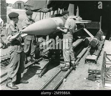 Il reggimento di armi guidate del 32nd della Royal Artillery a Ty Croes, Galles del Nord, lavorando sul missile guidato superficie-aria inglese elettrico Thunderbird. Montaggio del radome sul Thunderbird prima di posizionare il missile sul suo pattino di lancio, 16 luglio 1961. Foto Stock