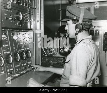 Launching Control Officer, 2nd Lt D.H. Turner, del 32nd Regiment Guided Weapons della Royal Artillery a Ty Croes, nel Galles del Nord, preme il pulsante del fuoco durante l'allenamento con il missile guidato superficie-aria inglese Electric Thunderbird, il 16 luglio 1961. Foto Stock