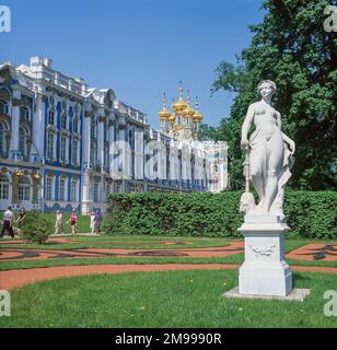 Vista del palazzo e dei giardini, il Palazzo di Caterina, Pushkin, San Pietroburgo, regione nordoccidentale, Russia Foto Stock