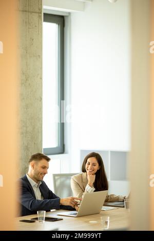 Imprenditore e imprenditrice lavorando insieme in ufficio Foto Stock