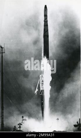 Un razzo Thor-Agena è lanciato dalla base dell'aeronautica militare di Vandenberg, California, il 7 luglio 1961 trasportando il Discoverer 26. Foto Stock