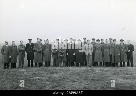 Una sezione degli studenti e del personale dell'Empire Test Pilots? Scuola durante una visita a Rotol Ltd, Gloucester. GRP Capt S.R. Ubee, Comandante della Scuola, 11th da sinistra; Lt CDR W.F. Krantz, US Navy, 10th da sinistra; e Flt Lt W.H. Scott, RAAF, 11 da destra. Foto Stock