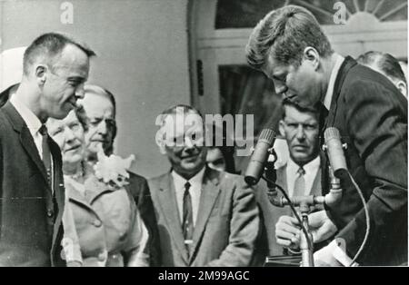 Il presidente John F. Kennedy ha una National Aeronautics and Space Administration Service Medal di ritorno a lui che ha abbandonato, mentre presenta il premio al comandante Alan Shepard Jr, partito, in una cerimonia nel Rose Garden della Casa Bianca a Washington DC il 8 maggio 1961. Foto Stock