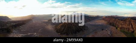 Vista da sopra, una straordinaria vista panoramica del monte Batok, Monte Bromo e il Monte Semeru nella distanza illuminata di sunrise. Foto Stock