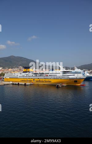 Traghetto Corsica in partenza dal porto di Ajaccio per la Sardegna Foto Stock