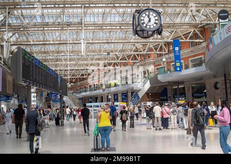 Waterloo, Londra, Regno Unito. 5th luglio, 2022. Passeggeri alla stazione di Waterloo a Londra. I lavoratori ferroviari saranno in sciopero alla fine di questo mese in una disputa sulla retribuzione e sulla chiusura delle biglietterie. Credito: Maureen McLean/Alamy Foto Stock