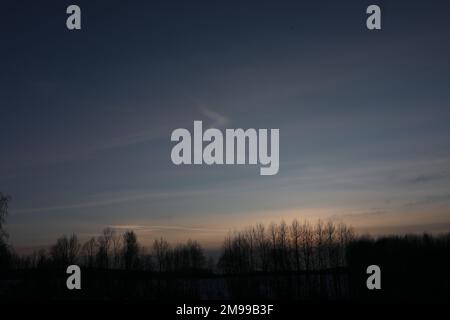 Fantastic winter landscape during sunset. colorful sky glowing by sunlight. Dramatic wintry scene Foto Stock