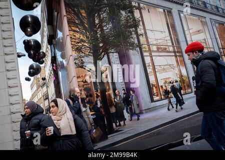 Gli acquirenti passano davanti a una costruzione temporanea che si incunea su Oxford Street, il 17th gennaio 2023, a Londra, Inghilterra. Foto Stock