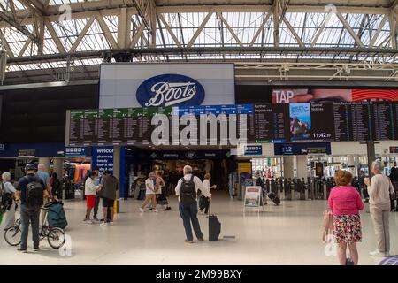 Waterloo, Londra, Regno Unito. 5th luglio, 2022. Passeggeri alla stazione di Waterloo a Londra. I lavoratori ferroviari saranno in sciopero alla fine di questo mese in una disputa sulla retribuzione e sulla chiusura delle biglietterie. Credito: Maureen McLean/Alamy Foto Stock