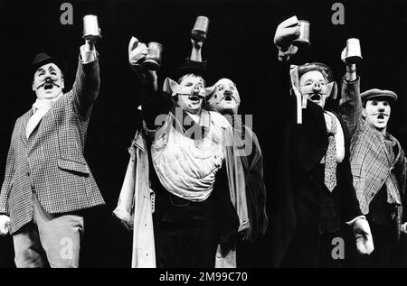 2nd a sinistra: Barrie Rutter (Napoleone) in ALLEVAMENTO DI ANIMALI di George Orwell al Cottesloe Theatre, National Theatre (NT), Londra SE1 25/04/1984 adattato e diretto da Peter Hall design: Jennifer Carey illuminazione: John Bury movimento: Stuart Hopps Foto Stock