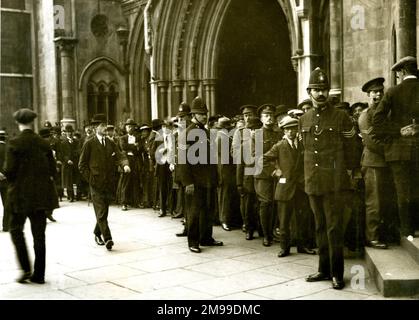 Crowd Outside Bow Street Magistrates Court, Londra, 1916 maggio, per il processo per tradimento di Sir Roger David Casement (1864-1916), diplomatico, attivista umanitario, poeta, nazionalista irlandese e leader della rivolta pasquale dell'aprile 1916. Foto Stock