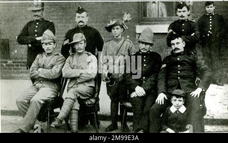 Foto di gruppo dei soldati della guerra boera, tra cui Bugler John Francis Dunne (il ragazzo seduto a terra, a destra), che vide l'azione nella Battaglia di Colenso (dicembre 1899) con i Royal Dublin Fusiliers. Fu invalidato a casa nel 1902 e ricevette la Medaglia della Regina per il coraggio. Foto Stock