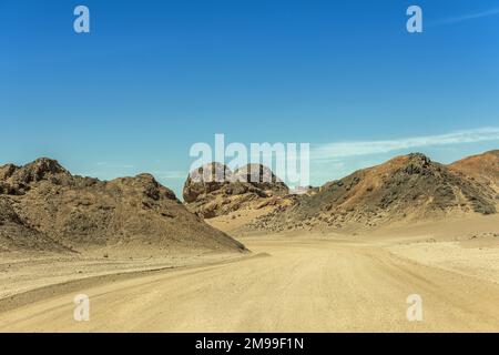 Strada di sabbia attraverso il paesaggio lunare vicino Swakopmund, Namibia Foto Stock
