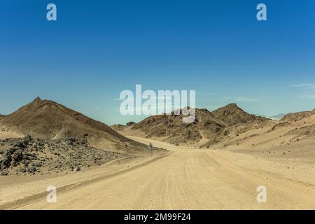 Strada di sabbia attraverso il paesaggio lunare vicino Swakopmund, Namibia Foto Stock