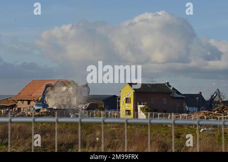 Lutzerath, Germania, 17th gennaio 2023. Le proteste sono continuate oggi presso il sito della miniera lignite di Garzweiler dopo lo sfratto del villaggio occupato di Lutzerath, che sta per intralciarsi nell'espansione della miniera. Le macchine qui stanno demolendo gli ultimi edifici che rimangono del villaggio, che è stato in esistenza dal 1168. G.P.Essex/Alamy Live News Foto Stock