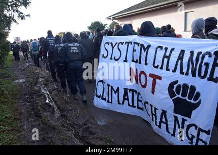 Lutzerath, Germania, 17th gennaio 2023. Le proteste sono continuate oggi presso il sito della miniera lignite di Garzweiler dopo lo sfratto del villaggio occupato di Lutzerath, che sta per intralciarsi nell'espansione della miniera. Gli attivisti sono scortati dalla polizia sulle strade nelle aree intorno ai resti del villaggio, che esiste dal 1168. G.P.Essex/Alamy Live News Foto Stock