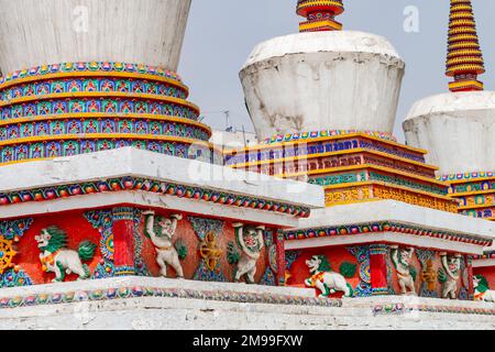 Dipinto colorato su uno stupa tibetano presso il pittoresco monastero di Kumbum Champa Ling vicino a Xining, Cina Foto Stock