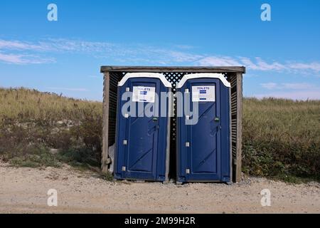 Due bagni pubblici in spiaggia Foto Stock