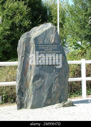 Questo è ALG (Air Landing Ground)A2. Il 354th volò dal 17 giugno 1944 al 15 marzo 1945. Il Memorial è stato svelato il 17 settembre 1990 in riconoscimento della parte 354ths in Operation Market Garden in Olanda che ha avuto inizio il 17/9/1944. Foto Stock
