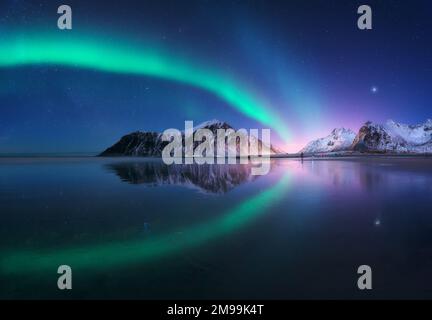 Aurora borealis sopra la spiaggia nelle isole Lofoten, Norvegia Foto Stock