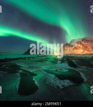 Aurora borealis sopra la spiaggia di Utttakleiv nelle isole Lofoten, Norvegia Foto Stock