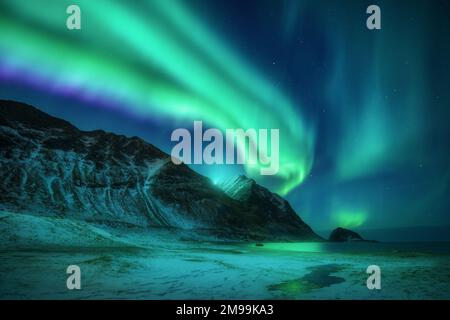 Aurora borealis sopra la spiaggia nelle isole Lofoten, Norvegia Foto Stock