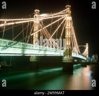 Londra - l'Albert Bridge - illuminato di notte. Vista da Chlesea sulla riva nord del Tamigi verso Battersea. Progettato e costruito da Rowland Mason Ordish nel 1873 come un sistema Ordish–Lefeuvre modificato ponte cavo-stalled Foto Stock