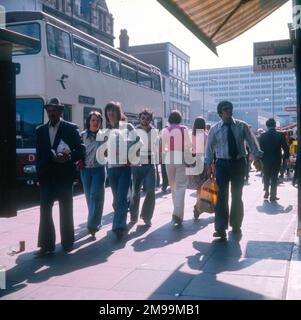 Gli amanti dello shopping a Broad Street, Reading, Berkshire. Foto Stock