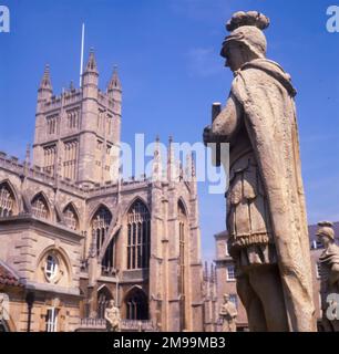 Statua del soldato romano da bagni con Abbazia, Bath, Somerset, Inghilterra. Foto Stock