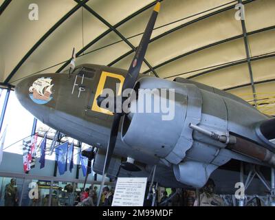 L'ingegnere di volo e co-pilota part-time dell'Argonia era il tecnico Sergente John J. Ginter che ha raccolto l'aereo a Fort Wayne, Indiana. Lasciò Fort Wayne con esso il 13 February1944, e circa tre mesi più tardi finì per superare Ste Mere Eglise il D-Day passando per Puerto Rico, Trinidad, Brasile, Dakar, Marrakech e poi Inghilterra, dove furono fatti i preparativi finali per l'invasione. Foto Stock