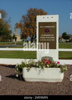 No. 6 ha condotto la strada attraverso Pegasus Bridge il D-Day e diretto per l'alto terreno che è intorno ad Amfreville. In concerto con 1st Special Service Brigade hanno attaccato e preso la caratteristica la mattina del 7 giugno. Nonostante il pesante fuoco di artiglieria tedesca nei giorni successivi, che ha causato molte vittime, il numero 6 ha mantenuto. La vicina fattoria era di proprietà di Bernard Saulnier, e con la sua iniziativa i Comandos sono stati accolti ogni anno dopo la guerra. Nel 40th° anniversario Bernardo aveva circa 700 persone nel suo fienile che fu poi chiamato 'Comando Farm'. Foto Stock