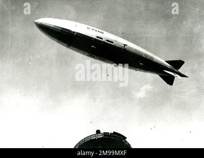 R101 disastro aereo, 1930 ottobre - a seguito del maltempo, si è schiantato in Francia e ha preso fuoco, con 48 morti. Foto Stock