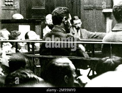 Roger David Casement (1864-1916), diplomatico, attivista umanitario, poeta, nazionalista irlandese e leader della rivolta pasquale dell'aprile 1916. Visto qui in tribunale a Londra durante il suo processo per tradimento. Foto Stock