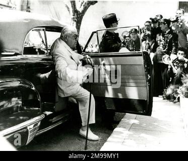 L'Aga Khan (Sir Sultan Mahomed Shah, Aga Khan III, 1877-1957) arriva per il matrimonio di suo figlio, il principe Aly Khan, con l'attrice Rita Hayworth, vicino a Cannes, nel sud della Francia. Foto Stock