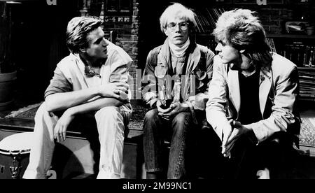 1985, New York, New York, USA: Simon LEBON e NICK Rhodes di DURAN DURAN con ANDY WARHOL sulla TELEVISIONE MUSICALE MTV nel 1983. Andy Warhol's Quiren Minutes è un talk show americano ospitato dall'artista Andy Warhol, in onda su MTV dal 1985 al 1987.[2] una delle prime serie del network, ha visto interviste con musicisti in arrivo. (Credit Image: © MTV/Globe Photos/ZUMA Press Wire) SOLO PER USO EDITORIALE! Non per USO commerciale! Foto Stock