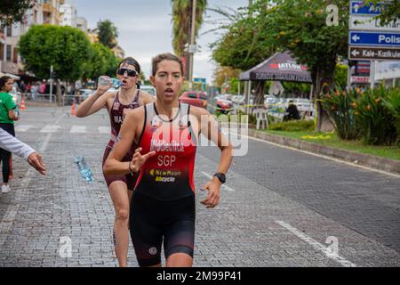 Alanya, Turchia, 16.10.2022: Atlete di diversi paesi corrono una maratona per le strade della città di Alanya in Turchia. 2022 Europa Tr Foto Stock