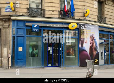 Parigi, Francia. Maggio 11. 2022. Ufficio nel quartiere di Montparnasse. Facciata dell'ufficio postale. Foto Stock