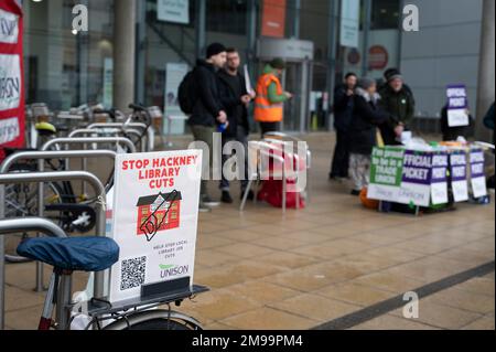 Hackney, Londra. Picket della biblioteca centrale di Hackney da membri impressionanti di Unison. I lavoratori delle biblioteche devono affrontare tagli ai posti di lavoro. Foto Stock