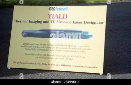 Farnborough 92 - cartello per il POD TIALD (Thermal Imaging & tv laser Designator) posto sotto il Sukhoi su-35, che dimostra la proposta di cooperazione anglo-russa. Foto Stock