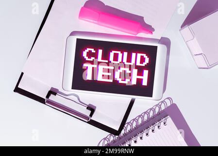 Scrittura di testo Cloud Tech. Concetto che significa memorizzare e accedere a dati e programmi tramite Internet Foto Stock