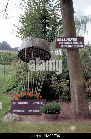 Quest'area si trovava nella zona di atterraggio della Screaming Eagles, la 101st US Airborne Division, ed era nota come DZ C. era dove i 506th PIR erano dovuti alla terra. La casa nel cui giardino si trova il Metal Parachute Memorial, fu usata come punto di identificazione per i paracadutisti e gli alianti perché il nome della fattoria fu scritto sul tetto della casa. Liza van Overveld, che viveva in una casa vicina e aveva 14 anni all'epoca, guardò i paracadutisti e gli alianti atterrare e incontrò gli americani faccia a faccia. Ha detto che i soldati erano ansiosi di andare avanti, ma che 'avevano perso il loro Foto Stock