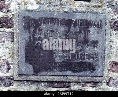 All'interno del muro che circonda la chiesa si trova questa targa. La didascalia recita: "Pregate per le anime di James Martin e dei suoi compagni, caduti in questo luogo il 17th 1944 settembre". Nessuno sa chi ha eretto questo toccante Memoriale. In quel giorno, l'inizio dell'operazione Market Garden, dodici serie di C47 Skytrain che trasportano paracadutisti a Greoesbeek sono passati. Alcuni degli aerei più lenti sono stati colpiti da posizioni sul canale Meuse-Waal e il ponte ferroviario vicino Mook. Tutti continuarono a volare in formazione verso le loro DZS. Uno degli aerei colpiti era stato pilotato da James Martin. Tuttavia è riuscito Foto Stock